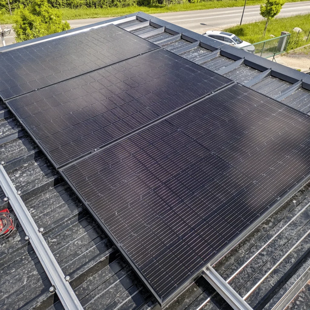 Pose de panneaux photovoltaïques sur toiture métalique batiment professionnel à Cognac