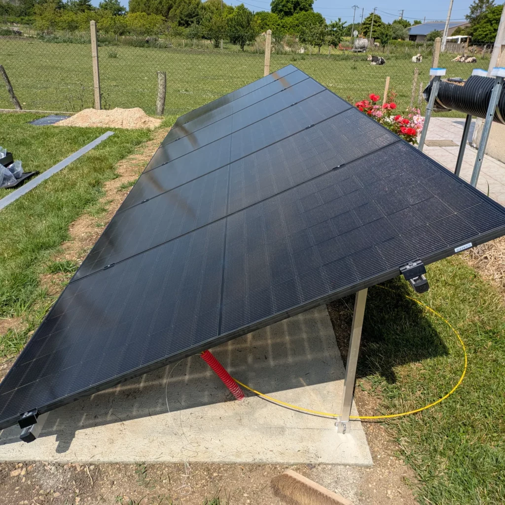 Installation de panneaux solaires au sol à Champniers en Charente.