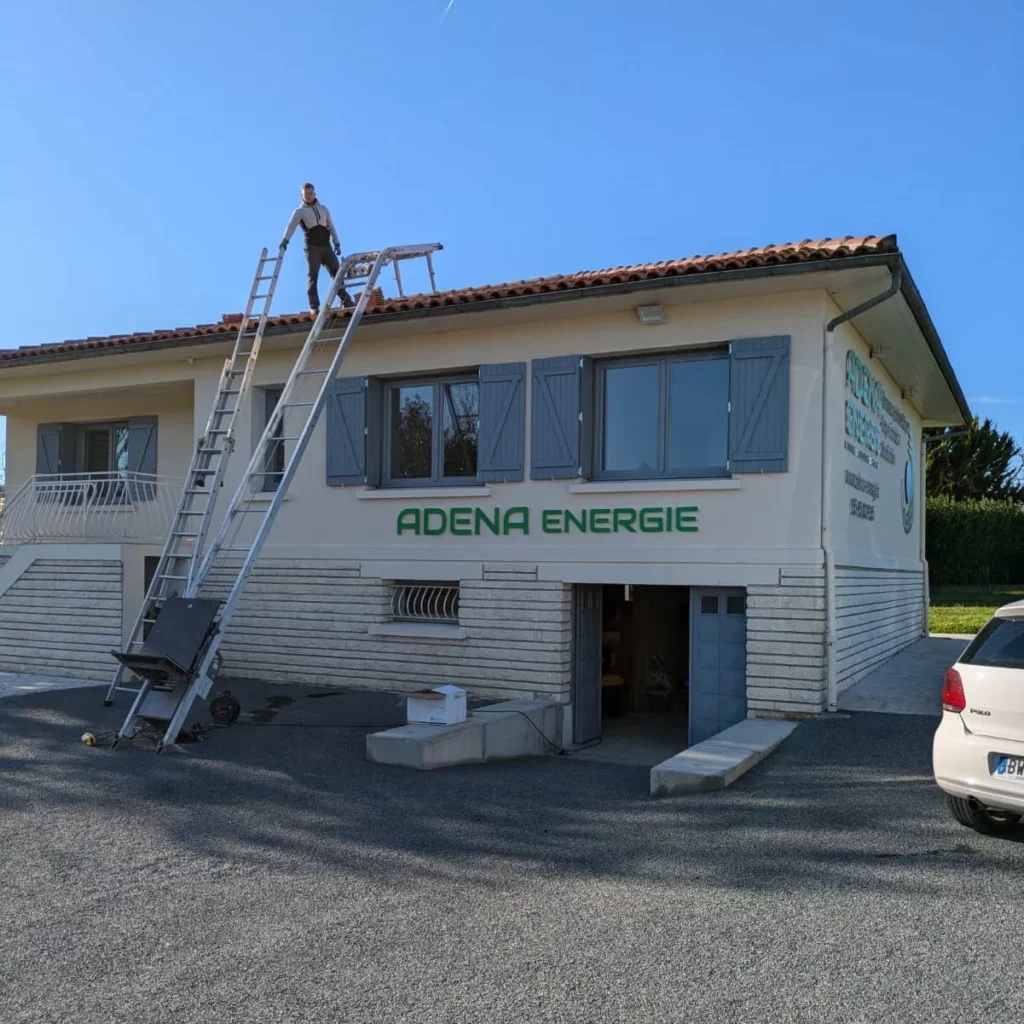 Pose de panneaux solaires en cours par l'équipe d'Adena Energie